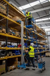 Counterbalance Version Lifting a Pallet